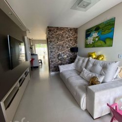 Casa Residencial com 103m², 2 quartos, 2 suítes, 2 garagens, no bairro São João do Rio Vermelho em Florianópolis