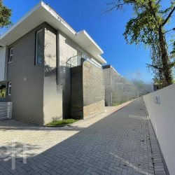 Casa Residencial com 162m², 3 quartos, 3 suítes, 2 garagens, no bairro Recanto dos Açores em Florianópolis