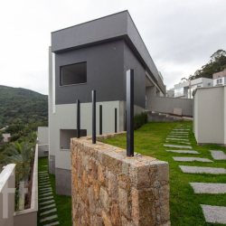 Casa Residencial com 180m², 3 quartos, 3 suítes, no bairro Córrego Grande em Florianópolis