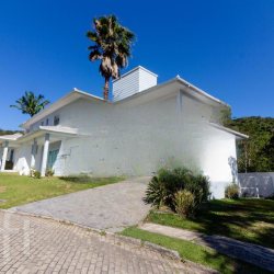 Casa Residencial com 299m², 5 quartos, 3 suítes, 2 garagens, no bairro Córrego Grande em Florianópolis