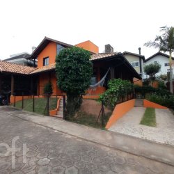 Casa Residencial com 194m², 3 quartos, 2 suítes, 2 garagens, no bairro Centro em Florianópolis