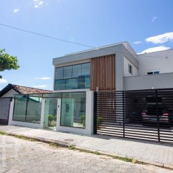 Casa Residencial com 305m², 4 quartos, 1 suíte, 4 garagens, no bairro Trindade em Florianópolis