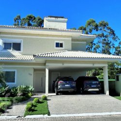 Casa Residencial com 230m², 3 quartos, 2 suítes, 2 garagens, no bairro Vargem Pequena em Florianópolis