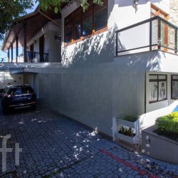 Casa Residencial com 337m², 4 quartos, 2 suítes, 3 garagens, no bairro Trindade em Florianópolis