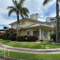 Casa Residencial com 284m², 5 quartos, 1 suíte, 3 garagens, no bairro Jurere Oeste em Florianópolis