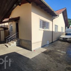 Casa Residencial com 121m², 3 quartos, 1 suíte, 5 garagens, no bairro Trindade em Florianópolis