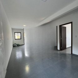 Casa Residencial com 80m², 3 quartos, 1 suíte, 2 garagens, no bairro São João do Rio Vermelho em Florianópolis