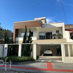 Casa Residencial com 311m², 3 quartos, 1 suíte, 3 garagens, no bairro Coqueiros em Florianópolis