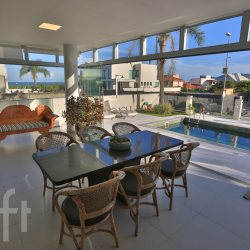 Casa Residencial com 400m², 5 quartos, 3 suítes, 4 garagens, no bairro Morro das Pedras em Florianópolis