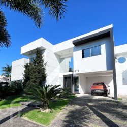 Casa Residencial com 280m², 4 quartos, 4 suítes, 2 garagens, no bairro Jurere Leste em Florianópolis