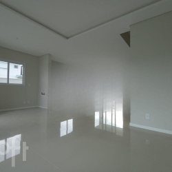 Casa Residencial com 129m², 3 quartos, 2 suítes, 2 garagens, no bairro Cachoeira do bom Jesus em Florianópolis