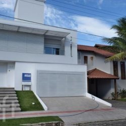 Casa Residencial com 400m², 3 quartos, 3 suítes, no bairro Jurere Oeste em Florianópolis