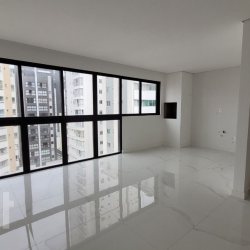 Apartamentos com 112m², 3 quartos, 3 suítes, 2 garagens, no bairro Centro em Balneário Camboriú