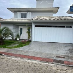 Casa Residencial com 232m², 3 quartos, 3 suítes, 2 garagens, no bairro Saco Grande em Florianópolis