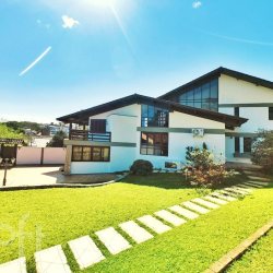 Casa Residencial com 420m², 4 quartos, 1 suíte, 2 garagens, no bairro Saco Grande em Florianópolis