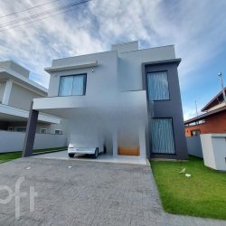 Casa Residencial com 198m², 3 quartos, 1 suíte, 3 garagens, no bairro Campeche Sul em Florianópolis