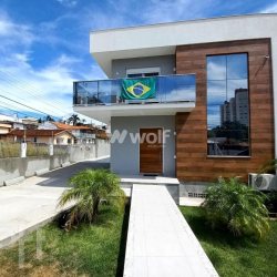 Casa Residencial com 317m², 4 quartos, 3 suítes, 5 garagens, no bairro Jardim Atlântico em Florianópolis