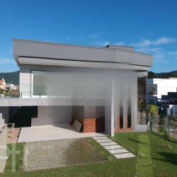 Casa Residencial com 212m², 3 quartos, 3 suítes, 4 garagens, no bairro São João do Rio Vermelho em Florianópolis