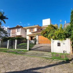 Casa Residencial com 284m², 4 quartos, 1 suíte, no bairro Córrego Grande em Florianópolis