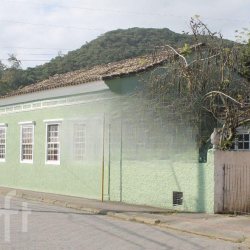 Casa Residencial com 225m², 3 quartos, no bairro Sambaqui em Florianópolis