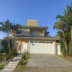 Casa Residencial com 297m², 4 quartos, 4 suítes, 2 garagens, no bairro Córrego Grande em Florianópolis