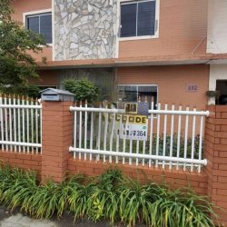 Casa Residencial com 120m², 4 quartos, 1 suíte, 2 garagens, no bairro São João do Rio Vermelho em Florianópolis