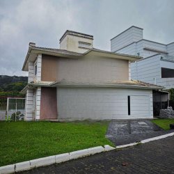 Casa Residencial com 200m², 4 quartos, 2 suítes, 4 garagens, no bairro Córrego Grande em Florianópolis