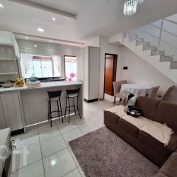 Casa Residencial com 75m², 2 quartos, 2 garagens, no bairro Forquilhas em São José