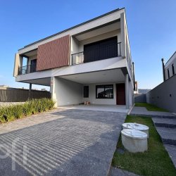 Casa Residencial com 189m², 3 quartos, 3 suítes, 4 garagens, no bairro Rio tavares central em Florianópolis