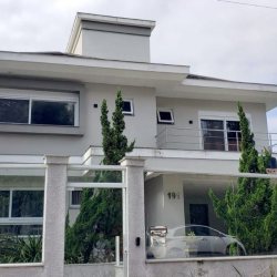 Casa Residencial com 400m², 4 quartos, 3 suítes, 2 garagens, no bairro João Paulo em Florianópolis