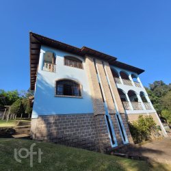 Casa Residencial com 353m², 6 quartos, 4 suítes, 4 garagens, no bairro Itacorubi em Florianópolis