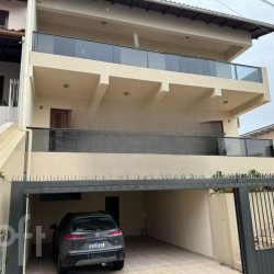 Casa Residencial com 369m², 5 quartos, 1 suíte, 4 garagens, no bairro Canto em Florianópolis