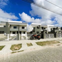 Casa Residencial com 111m², 3 quartos, 2 suítes, 2 garagens, no bairro São João do Rio Vermelho em Florianópolis