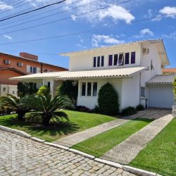 Casa Residencial com 230m², 4 quartos, 1 suíte, 3 garagens, no bairro Lagoa da Conceição em Florianópolis