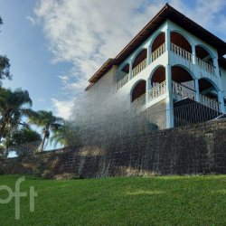 Casa Residencial com 300m², 5 quartos, 1 suíte, 4 garagens, no bairro Itacorubi em Florianópolis