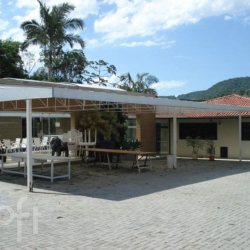 Casa Residencial com 600m², 5 quartos, 2 suítes, no bairro Itacorubi em Florianópolis