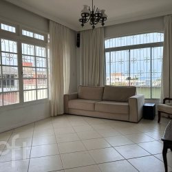 Casa Residencial com 204m², 3 quartos, 4 garagens, no bairro Coqueiros em Florianópolis