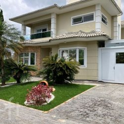 Casa Residencial com 296m², 5 quartos, 2 garagens, no bairro Jurere Oeste em Florianópolis