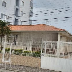 Casa Residencial com 323m², 4 quartos, 1 suíte, 2 garagens, no bairro Jardim Atlântico em Florianópolis