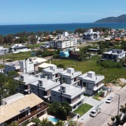 Casa Residencial com 160m², 3 quartos, 3 suítes, 2 garagens, no bairro Campeche Sul em Florianópolis