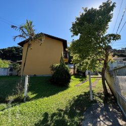 Casa Residencial com 1115m², 2 quartos, 6 garagens, no bairro Cachoeira do bom Jesus Leste em Florianópolis