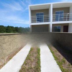 Casa Residencial com 92m², 2 quartos, 2 suítes, 2 garagens, no bairro São João do Rio Vermelho em Florianópolis