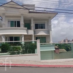 Casa Residencial com 505m², 4 quartos, 4 suítes, 7 garagens, no bairro Abraão em Florianópolis