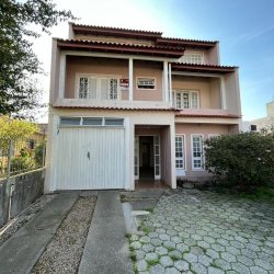 Casa Residencial com 263m², 4 quartos, 1 suíte, 2 garagens, no bairro Praia Comprida em São José