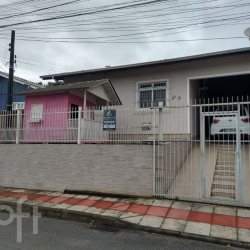 Casa Residencial com 160m², 3 quartos, 1 suíte, 2 garagens, no bairro Forquilhas em São José