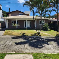 Casa Residencial com 328m², 5 quartos, 3 suítes, 2 garagens, no bairro Sambaqui em Florianópolis