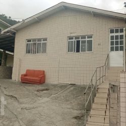 Casa Residencial com 350m², 7 quartos, 2 garagens, no bairro Córrego Grande em Florianópolis