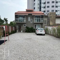 Casa Residencial com 133m², 3 quartos, 1 suíte, 8 garagens, no bairro Coqueiros em Florianópolis