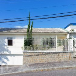 Casa Residencial com 200m², 4 quartos, 3 suítes, 2 garagens, no bairro Coqueiros em Florianópolis