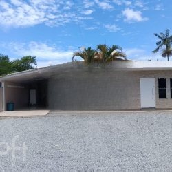 Casa Residencial com 170m², 3 quartos, 1 suíte, 4 garagens, no bairro Aririu da Formiga em Palhoça